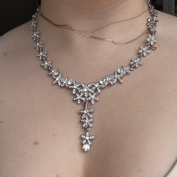 Stunning Dancing Floral Vine Leaves Necklace Silver-Tone Rhinestones - Picture 1 of 6